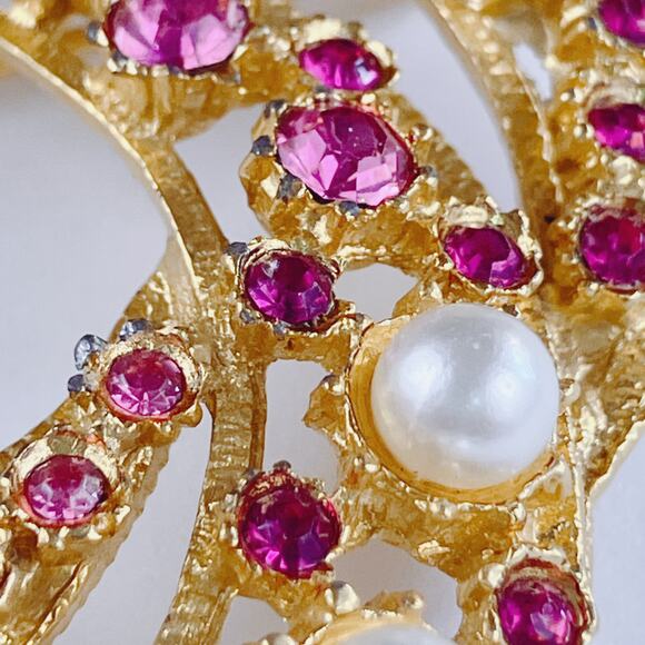 VTG Mid Century Brooch Faux Pearl Fuchsia Pink Rhinestone Layered Gold Tone Pin - Picture 4 of 11